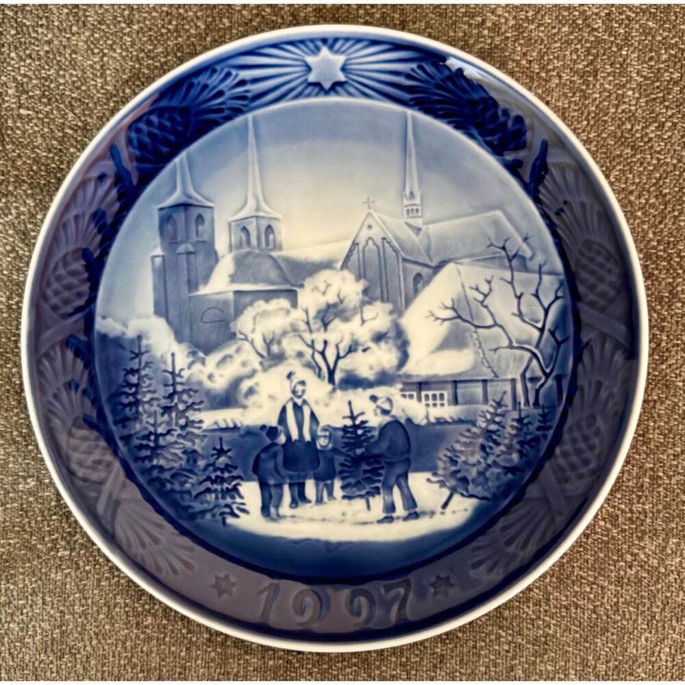 1997 Royal Copenhagen Christmas Plate "Roskilde Cathedral"